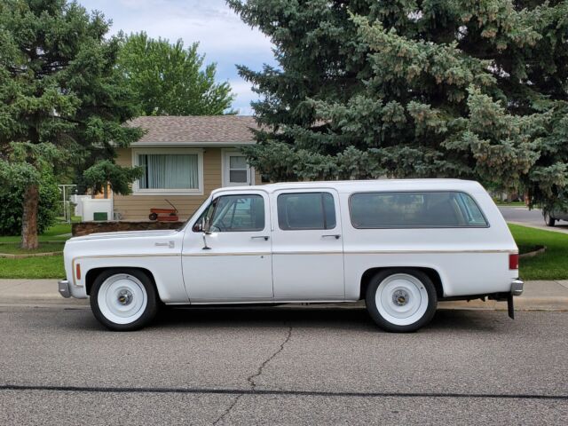 Chevrolet Suburban 1977 image number 1