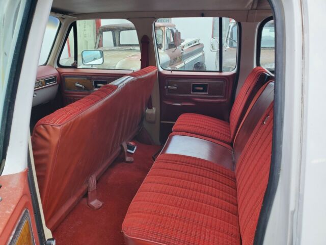 Chevrolet Suburban 1977 image number 12