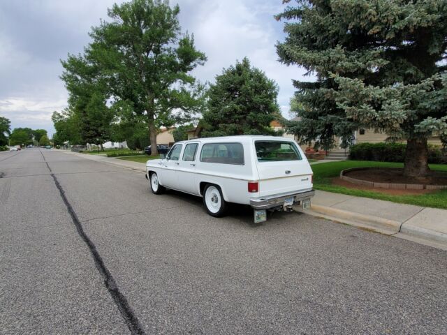 Chevrolet Suburban 1977 image number 2