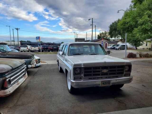 Chevrolet Suburban 1977 image number 25