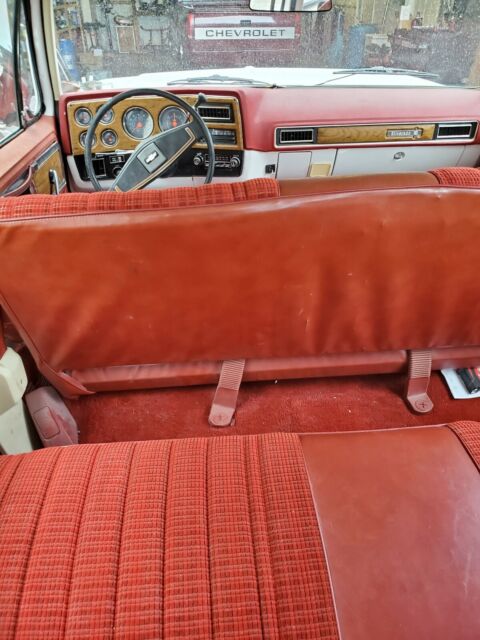 Chevrolet Suburban 1977 image number 27