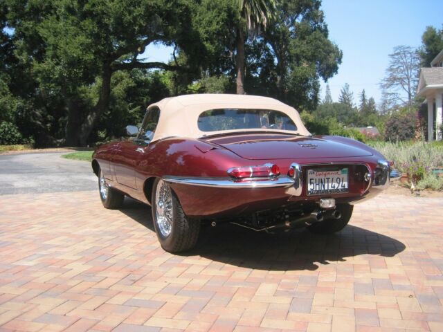 Jaguar E-Type 1964 image number 2