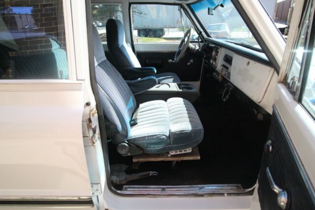 Chevrolet Suburban 1969 image number 40