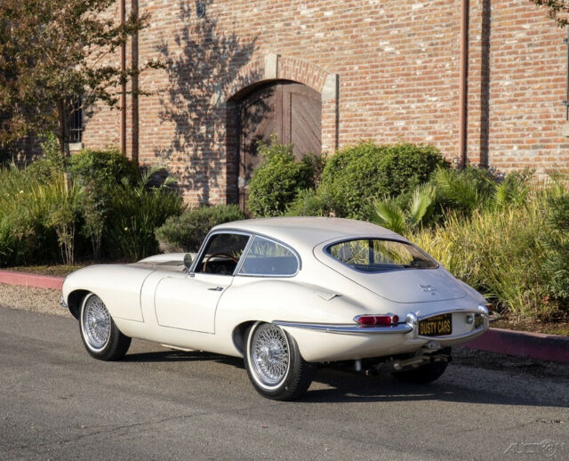 Jaguar E-Type 1966 image number 2