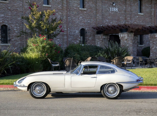 Jaguar E-Type 1966 image number 25