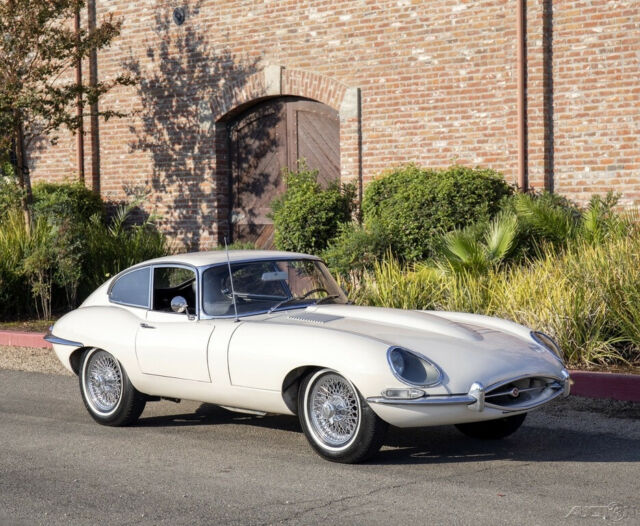 Jaguar E-Type 1966 image number 30