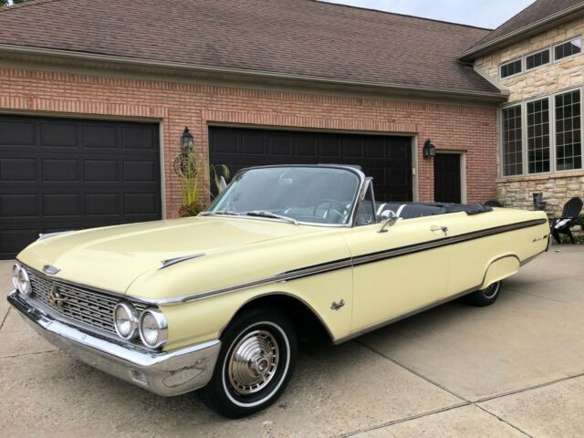 Ford Galaxie 1962 image number 24