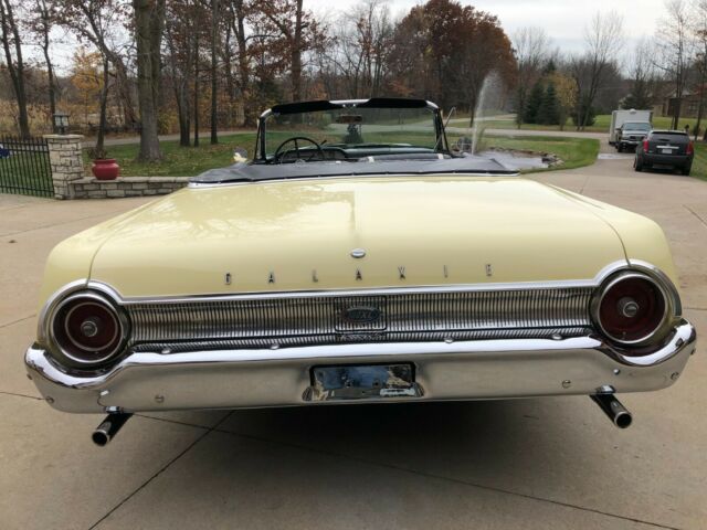 Ford Galaxie 1962 image number 29