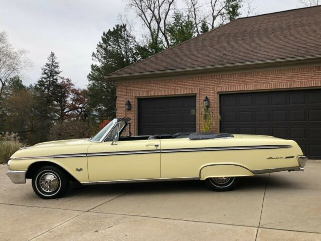 Ford Galaxie 1962 image number 32