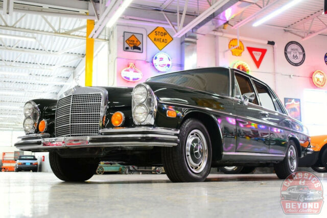 Mercedes-Benz 200-Series 1970 image number 33