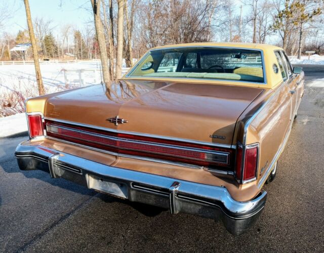 Lincoln Town Car 1976 image number 28